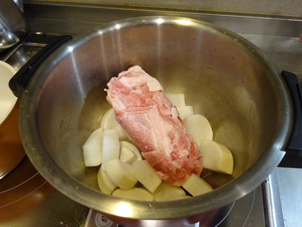 豚肉と大根を鍋に投入