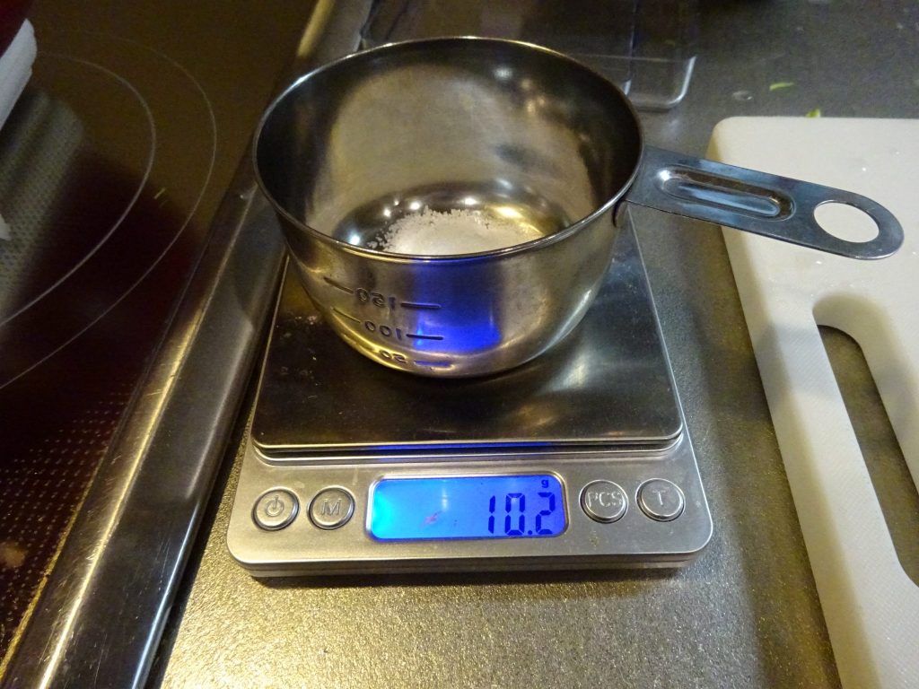 総重量の0.6%の塩を計量鍋に投入