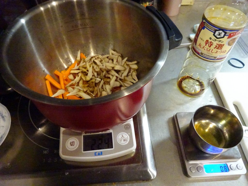 鍋にごぼうとにんじんごま油を投入