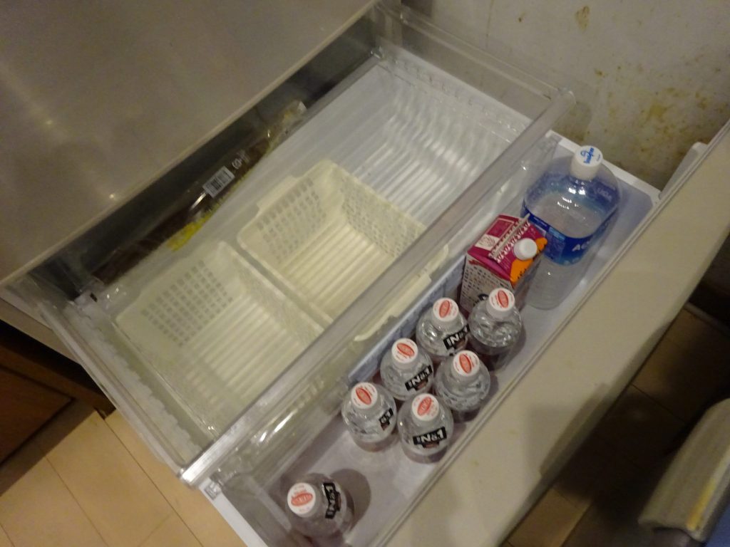カラッポの冷蔵庫