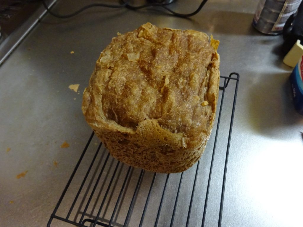 焼きあがって冷ました全粒粉100%のパン
