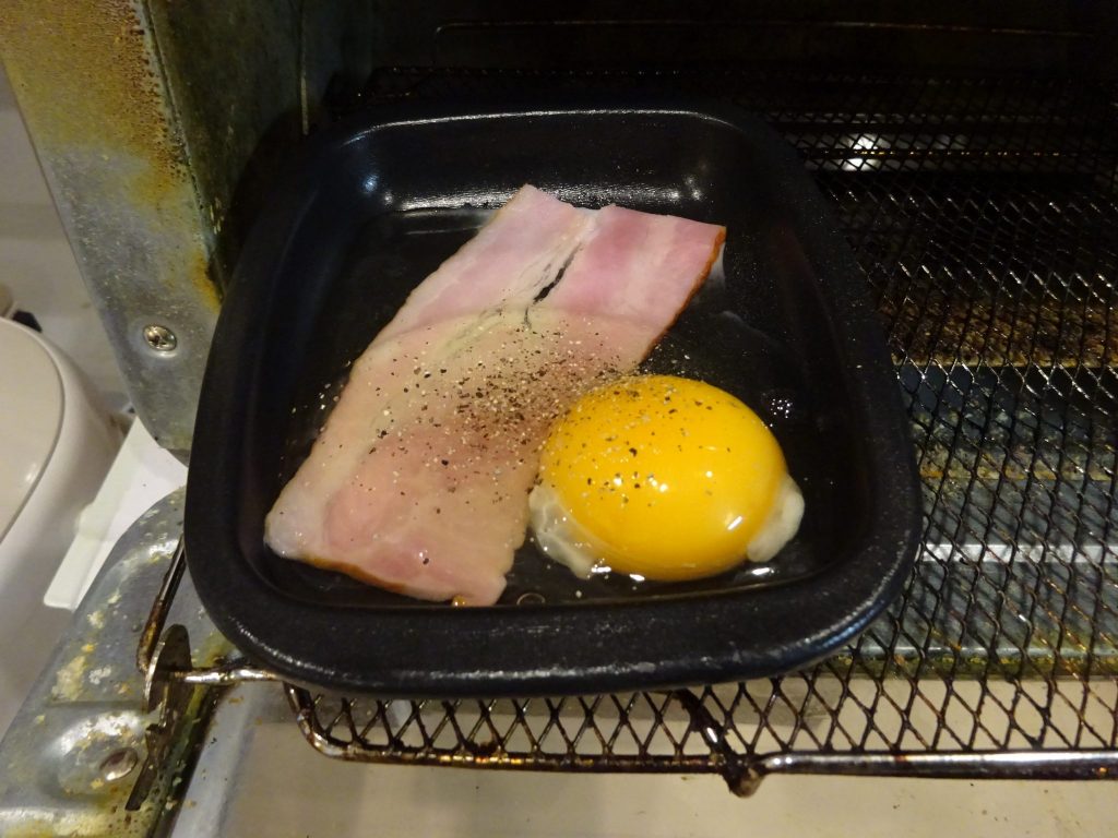 卵を割って塩胡椒