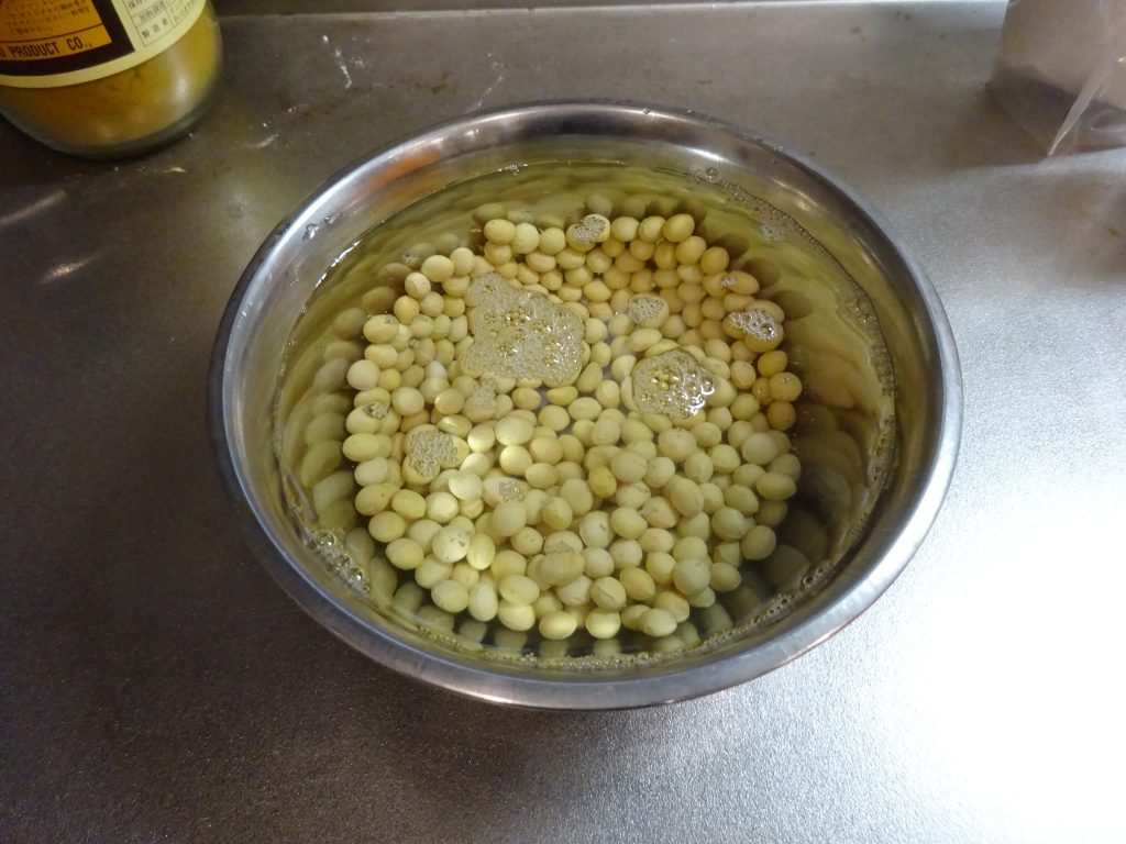 大豆を水に浸けます