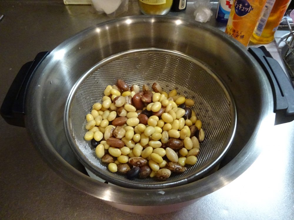 蒸し板を使って豆を蒸す