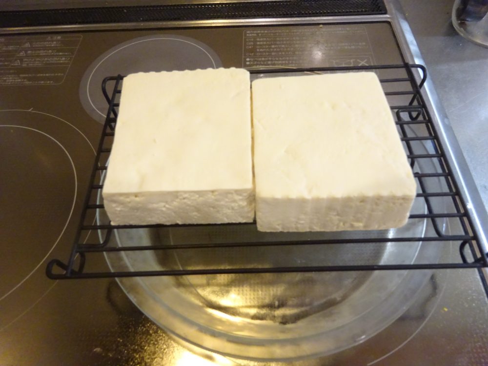 冷蔵庫から取り出した豆腐をさいの目に切ります