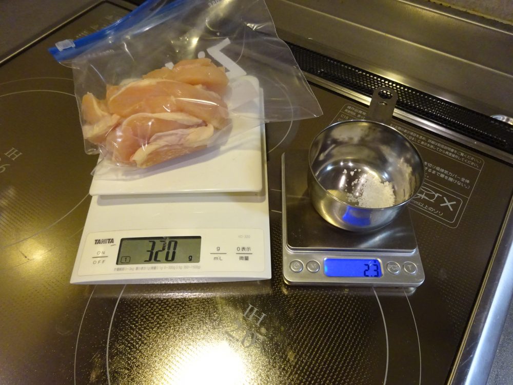 鶏むね肉はジップロックへ、0.6%の塩を計量