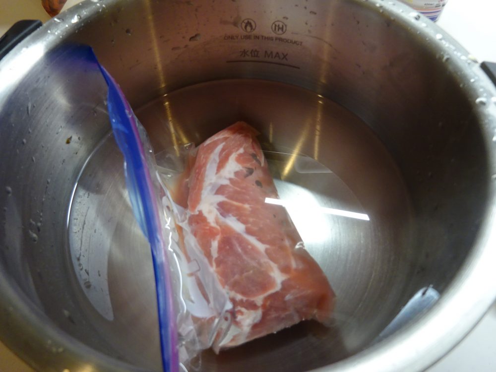 ホットクックの鍋に水を張り豚ロースを沈めます