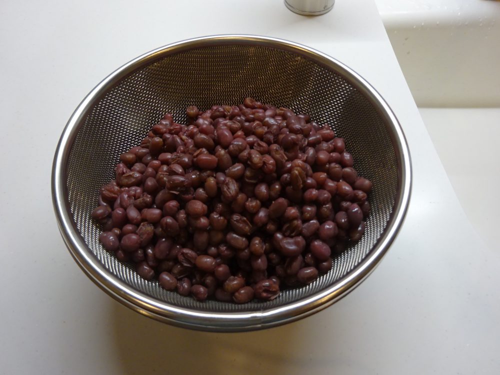 ゆで小豆を水切り冷ます