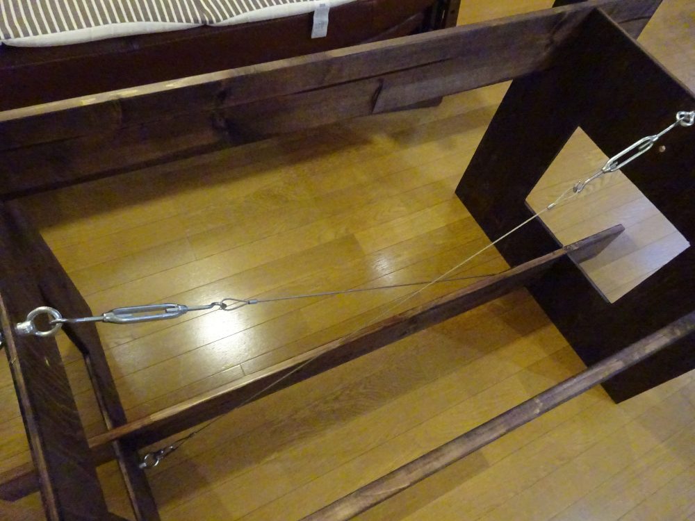ワイヤー方式の筋交いでダイニングテーブル置台安定化