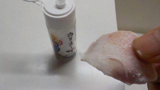 下味無しの鶏ハム、塩を振りかけての試食は美味い