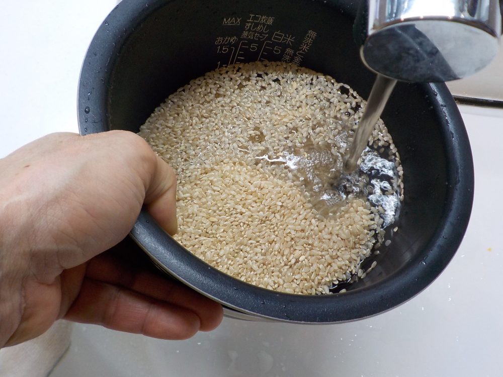 玄米は研ぐ必要なしすすぐだけでオッケー