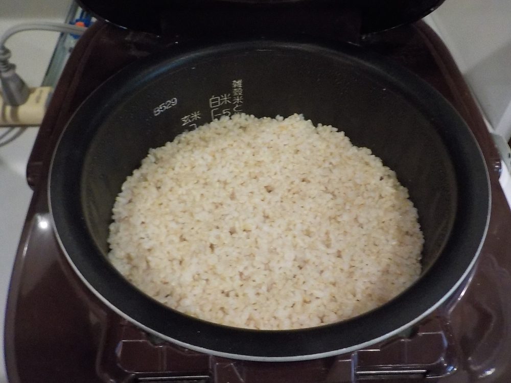 予約時間に玄米が炊き上がります。